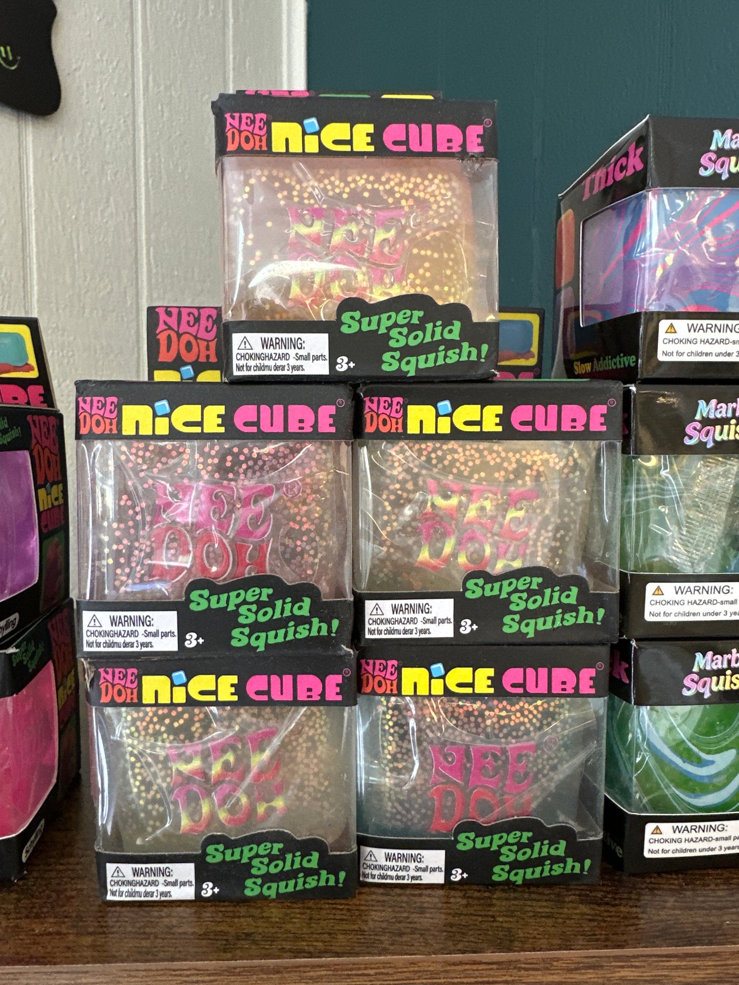 Glow in the dark large glitter cubes (not authentic)
