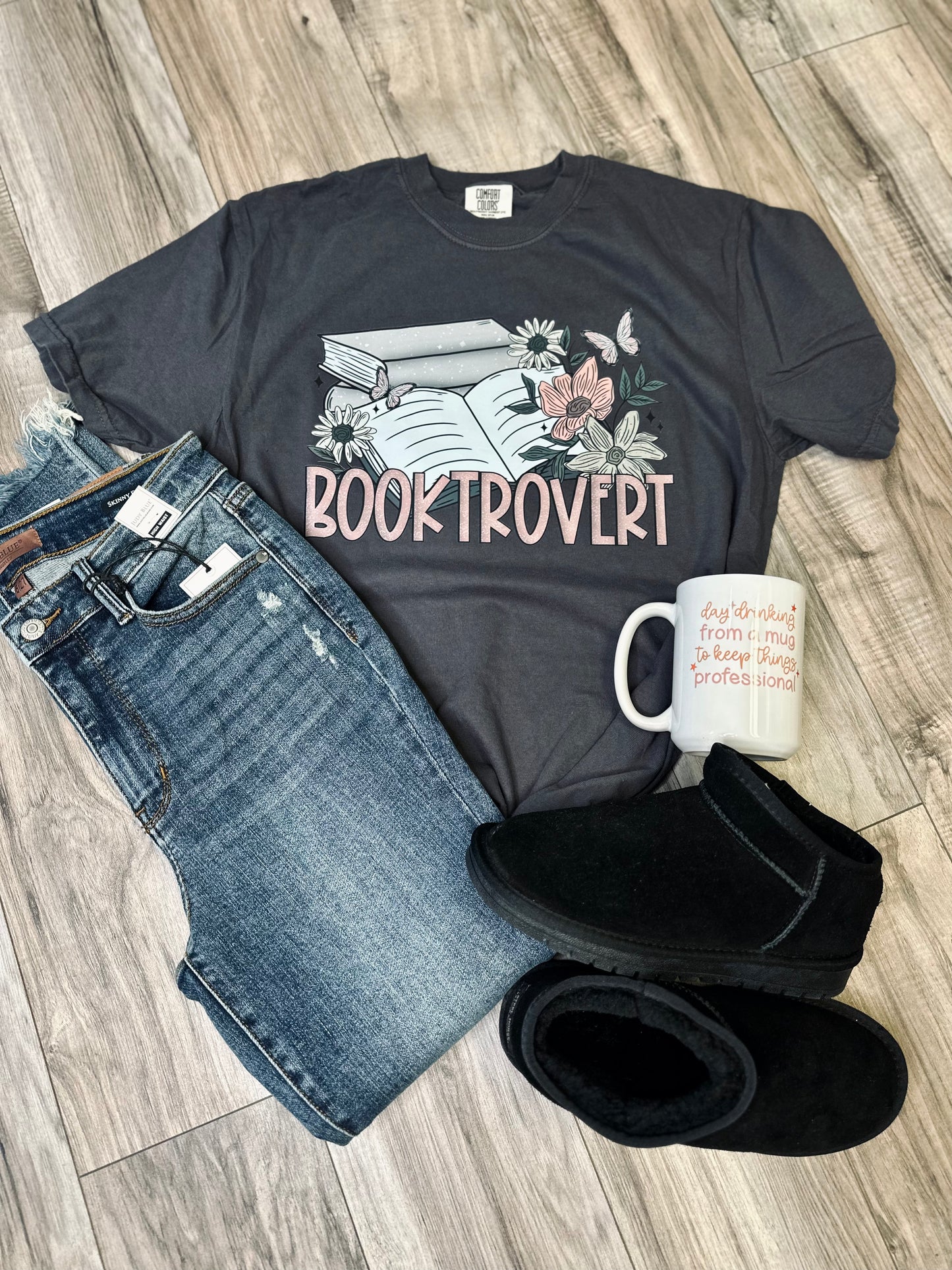 Booktrovert CC tee